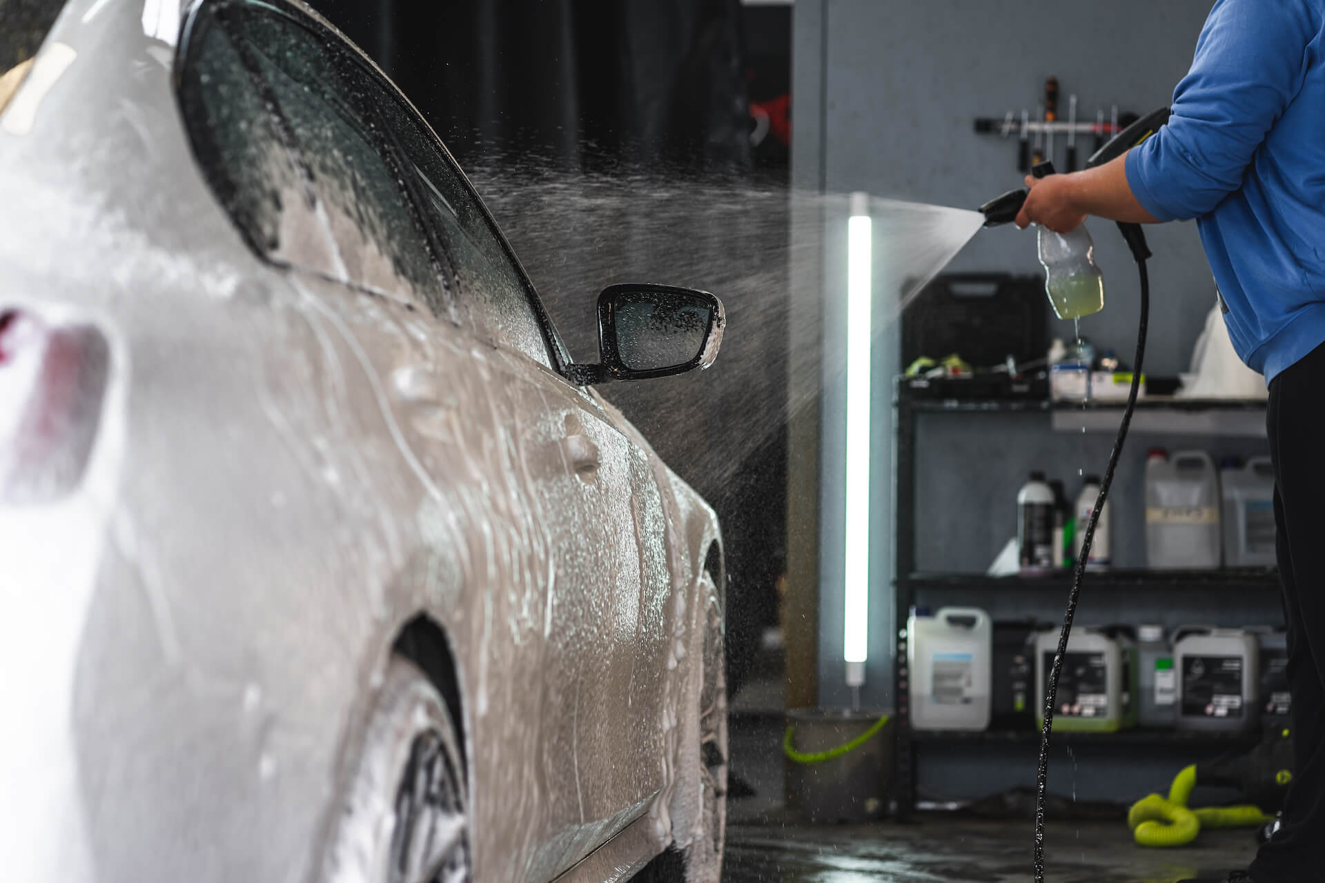 Jak myć auto na myjni bezdotykowej?